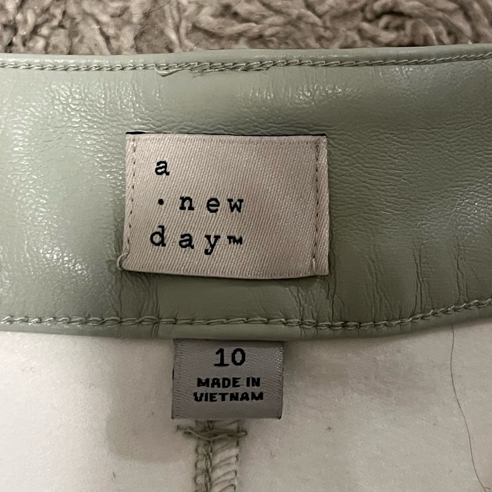 ❤️‍🔥BOGO FREE Women's A new day Faux Leather Mint Straight Fleece Pants - Picture 5 of 6